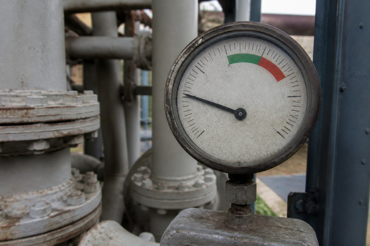 An analogue pressure gauge with the needle sitting away from the marked working band
