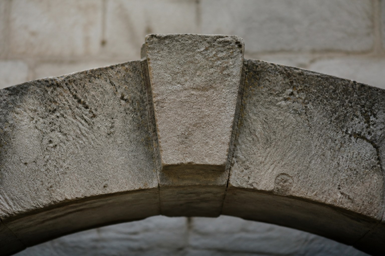 A stone arch closed at the top by its keystone